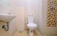 Toilet Kamar 7 Modern and Best Homey Studio at Dave Apartment By Travelio