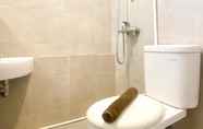 Toilet Kamar 7 Minimalist and Good Deal 1BR at Bassura City Apartment By Travelio