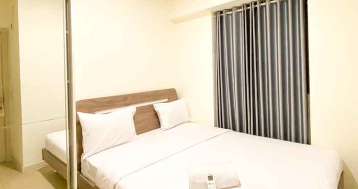 Kamar Tidur Modern Stay and Tidy 2BR at Meikarta Apartment By Travelio