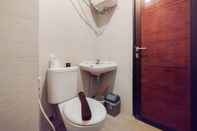 In-room Bathroom Contemporary Style and Nice 1BR Apartment at Gateway Pasteur By Travelio