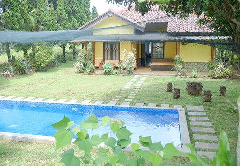 Kolam Renang Villa ChavaMinerva Hanni Ciater with Private Pool