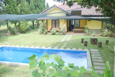 Kolam Renang Villa ChavaMinerva Hanni Ciater with Private Pool