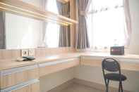 Lobi Simply Look and Warm Studio Transpark Cibubur Apartment By Travelio