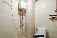 Toilet Kamar The Modern and Chic 2BR at Apartment Pinewood By Travelio