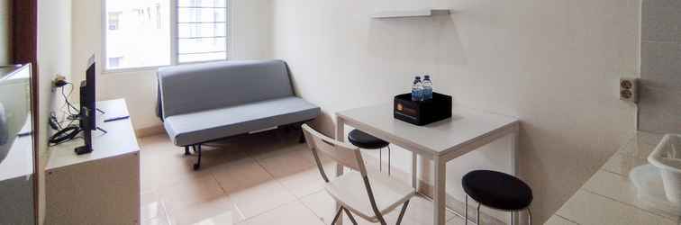 Lobi The Modern and Chic 2BR at Apartment Pinewood By Travelio