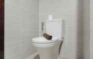 Toilet Kamar 5 Cozy and Minimalist Studio West Vista Apartment By Travelio