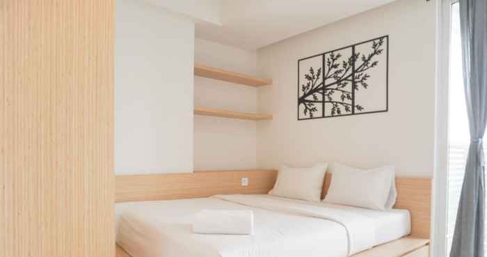 Kamar Tidur Cozy and Minimalist Studio West Vista Apartment By Travelio