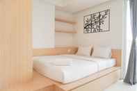 Kamar Tidur Cozy and Minimalist Studio West Vista Apartment By Travelio