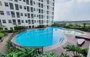 Kolam Renang 6 Good Deal and Homey Studio at Apartment Serpong Garden By Travelio