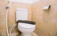 Toilet Kamar 5 Enjoy Living and Best Deal Studio Green Pramuka City Apartment By Travelio