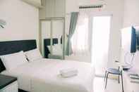 Kamar Tidur Enjoy Living and Best Deal Studio Green Pramuka City Apartment By Travelio