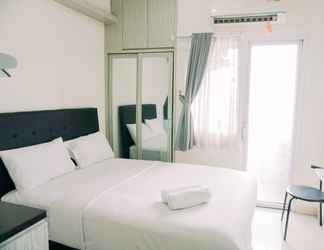 Bilik Tidur 2 Enjoy Living and Best Deal Studio Green Pramuka City Apartment By Travelio