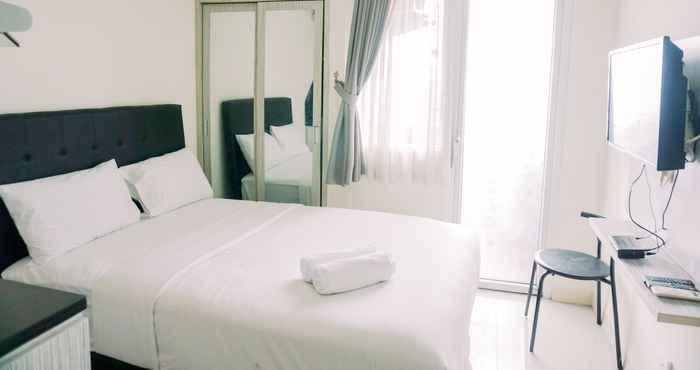 ห้องนอน Enjoy Living and Best Deal Studio Green Pramuka City Apartment By Travelio