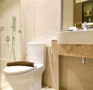 Toilet Kamar 5 Comfort and Good Deal Studio Gold Coast Apartment By Travelio