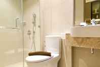 Toilet Kamar Comfort and Good Deal Studio Gold Coast Apartment By Travelio