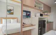 Kamar Tidur 4 Minimalist and Warm Studio Transpark Bintaro Apartment By Travelio