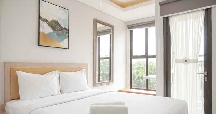 Kamar Tidur Minimalist and Warm Studio Transpark Bintaro Apartment By Travelio