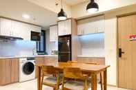 พื้นที่สาธารณะ Comfort and Cozy Living 3BR Meikarta Apartment By Travelio