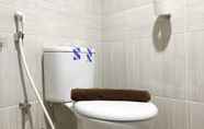 Toilet Kamar 6 Relaxing and Comfy Studio at Vasanta Innopark Apartment By Travelio