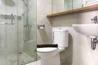 Toilet Kamar Homey and Good 1BR Apartment at Mustika Golf Residence By Travelio
