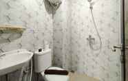 Toilet Kamar 6 Simple Chic and Good 1BR Apartment at Gateway Pasteur By Travelio