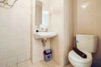 Toilet Kamar Stylish and Convenient 1BR Apartment Parahyangan Residence By Travelio