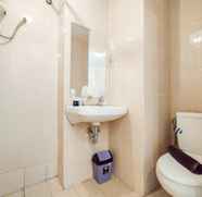 Toilet Kamar 5 Stylish and Convenient 1BR Apartment Parahyangan Residence By Travelio