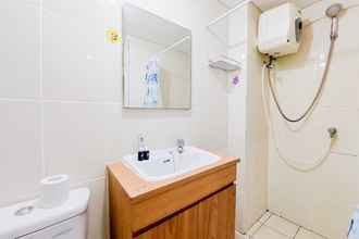 Toilet Kamar 4 Restful and Good Choice Studio Apartment M-Town Residence near Mall By Travelio