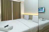 Bilik Tidur Modern Look and Calm 1BR Vasanta Innopark Apartment By Travelio