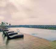 Hồ bơi 7 Comfort and Enjoy Studio Vasanta Innopark Apartment By Travelio