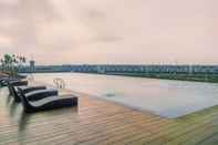 Hồ bơi Comfort and Enjoy Studio Vasanta Innopark Apartment By Travelio