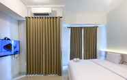 Kamar Tidur 2 Comfort and Enjoy Studio Vasanta Innopark Apartment By Travelio