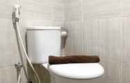 Phòng tắm bên trong 6 Comfort and Enjoy Studio Vasanta Innopark Apartment By Travelio