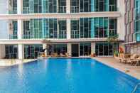 Swimming Pool Minimalist and Good Deal 1BR Brooklyn Alam Sutera Apartment By Travelio