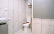 Toilet Kamar 6 Cozy and Good Choice 2BR Grand Kamala Lagoon Apartment By Travelio