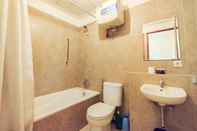 Toilet Kamar Good 1BR No Kitchen at Marbella Suites Dago Pakar Bandung Apartment By Travelio