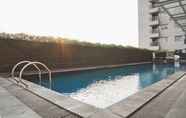 สระว่ายน้ำ 6 Cozy Stay and Warm 2BR Belmont Residence Puri Apartment By Travelio