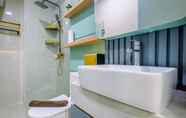 Toilet Kamar 5 Comfort Stay and Tidy 2BR at Daan Mogot City Apartment By Travelio