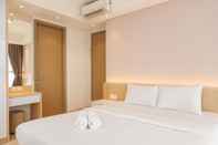 Kamar Tidur Nice and Modern Look 2BR Gold Coast Apartment near PIK By Travelio