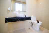 Toilet Kamar Clean and Homey 2BR at Grand Sungkono Lagoon Apartment By Travelio