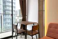 พื้นที่สาธารณะ Modern and Good 2BR Daan Mogot City Apartment By Travelio