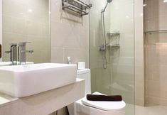 In-room Bathroom 6 Modern and Good 2BR Daan Mogot City Apartment By Travelio