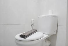 In-room Bathroom 6 Comfy and Good Look Studio Apartment at Evenciio Margonda By Travelio