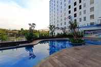 Swimming Pool Homey and Good Deal 1BR Tamansari Skylounge Makassar Apartment By Travelio