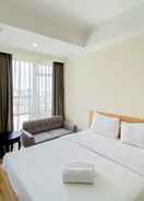 BEDROOM Modern Look and Fresh Studio Menteng Park Apartment By Travelio