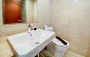 Toilet Kamar 6 Modern Look and Fresh Studio Menteng Park Apartment By Travelio