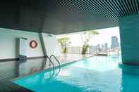 Kolam Renang Modern Look and Fresh Studio Menteng Park Apartment By Travelio