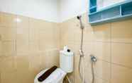 Toilet Kamar 6 Comfort and Homey 2BR Green Pramuka City Apartment By Travelio