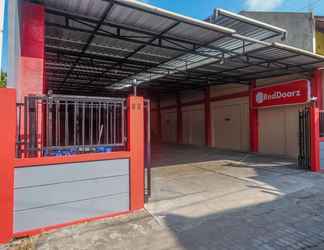 Exterior 2 RedDoorz near Kampus UNY Jogja