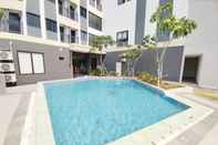 Swimming Pool Apartemen JKT Living Star By Bobo Stay